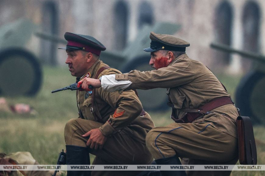 Около 250 белорусских и зарубежных реконструкторов воссоздали эпизоды обороны Брестской крепости