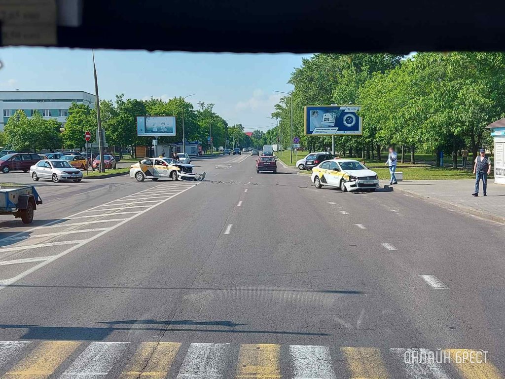 Два автомобиля такси столкнулись в Бресте