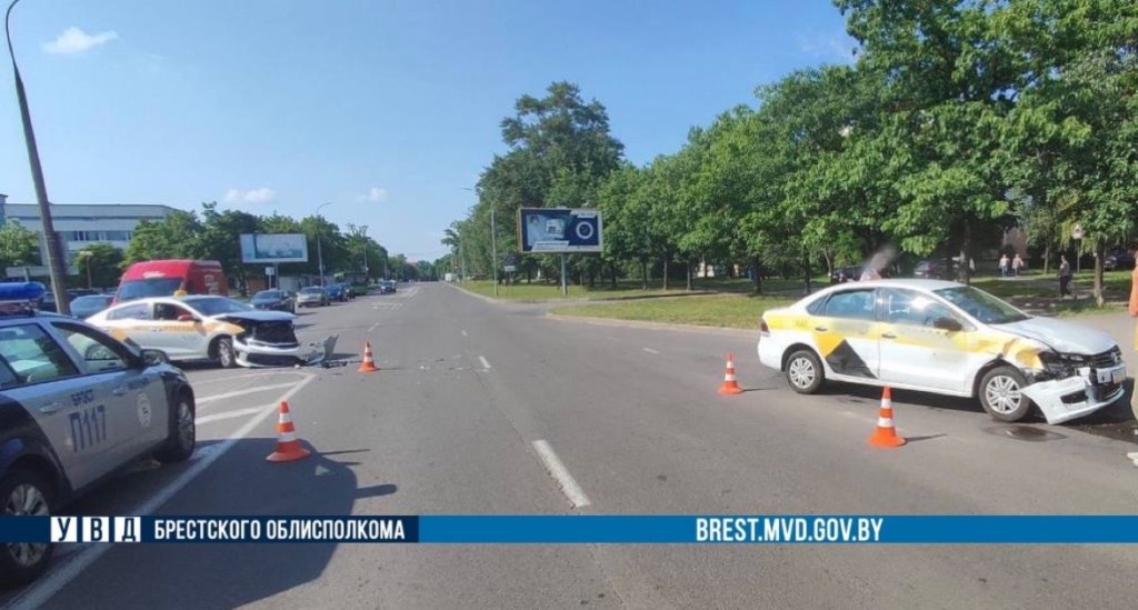 Два автомобиля такси столкнулись в Бресте