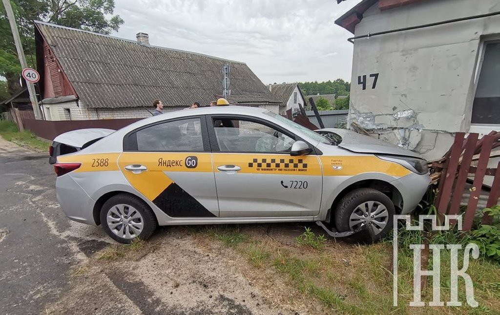 В Каменце автомобиль такси врезался в дом