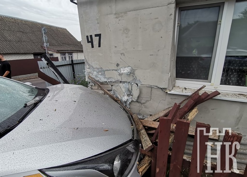 В Каменце автомобиль такси врезался в дом