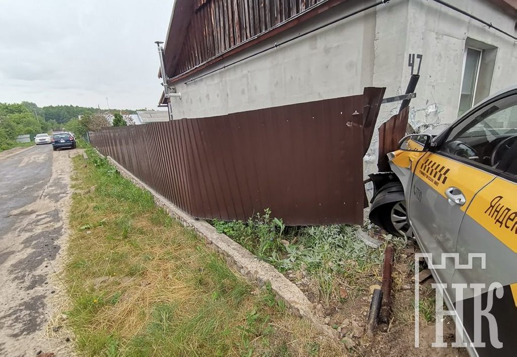 В Каменце автомобиль такси врезался в дом