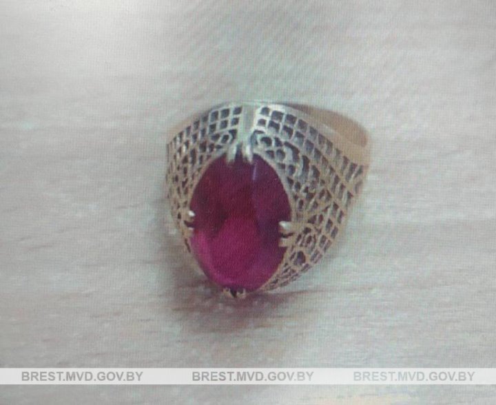 Ювелирные изделия на сумму 12000 долларов украли у жительницы Бреста