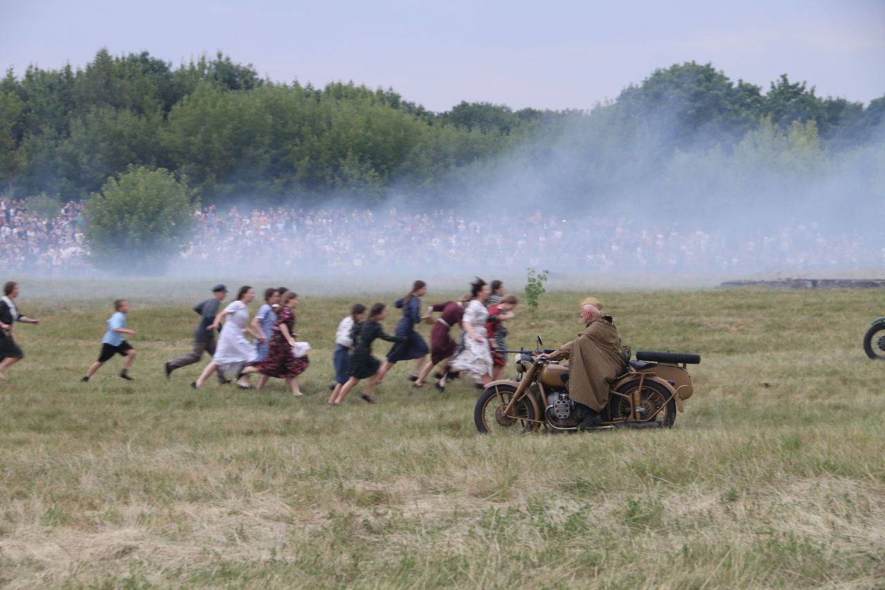 Около 250 белорусских и зарубежных реконструкторов воссоздали эпизоды обороны Брестской крепости
