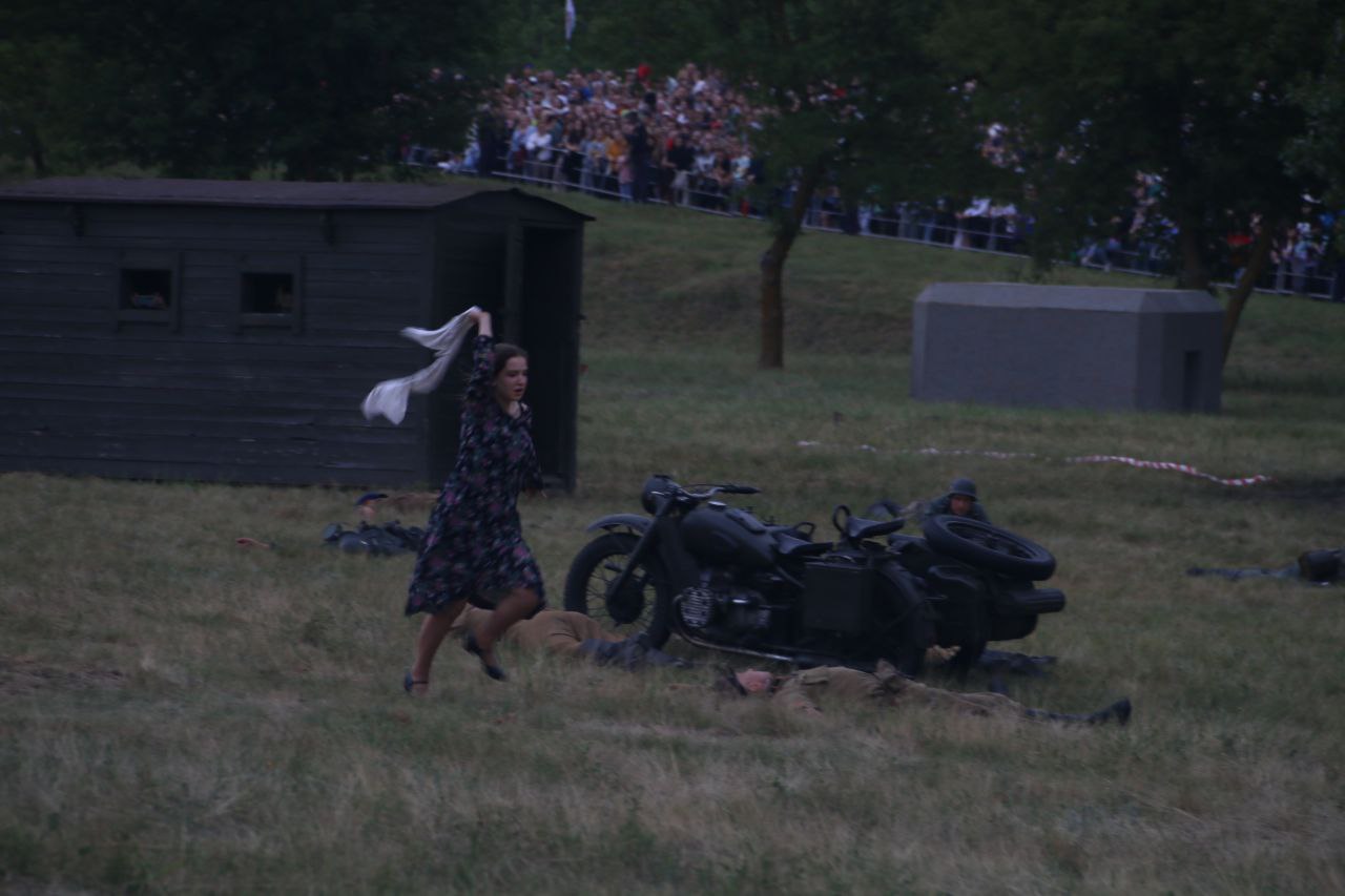 Около 250 белорусских и зарубежных реконструкторов воссоздали эпизоды обороны Брестской крепости