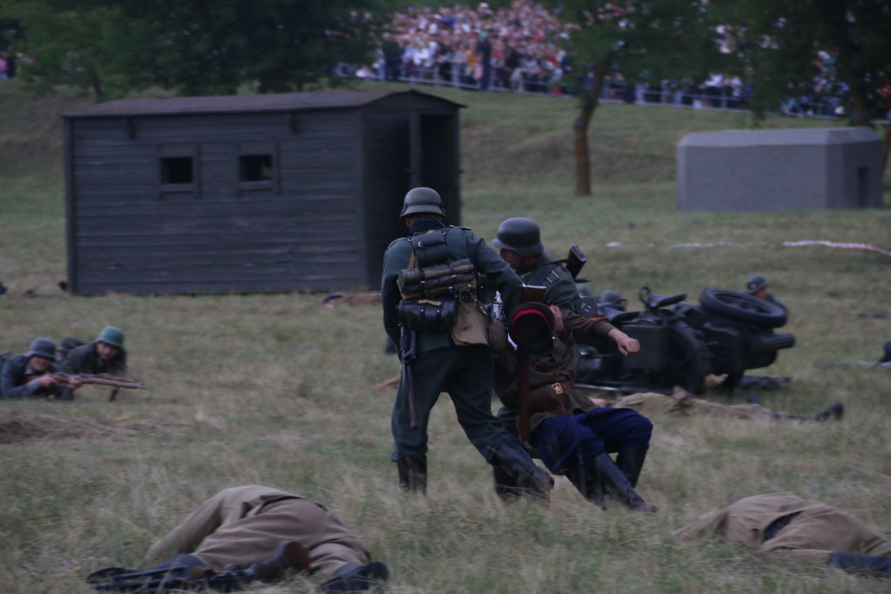 Около 250 белорусских и зарубежных реконструкторов воссоздали эпизоды обороны Брестской крепости