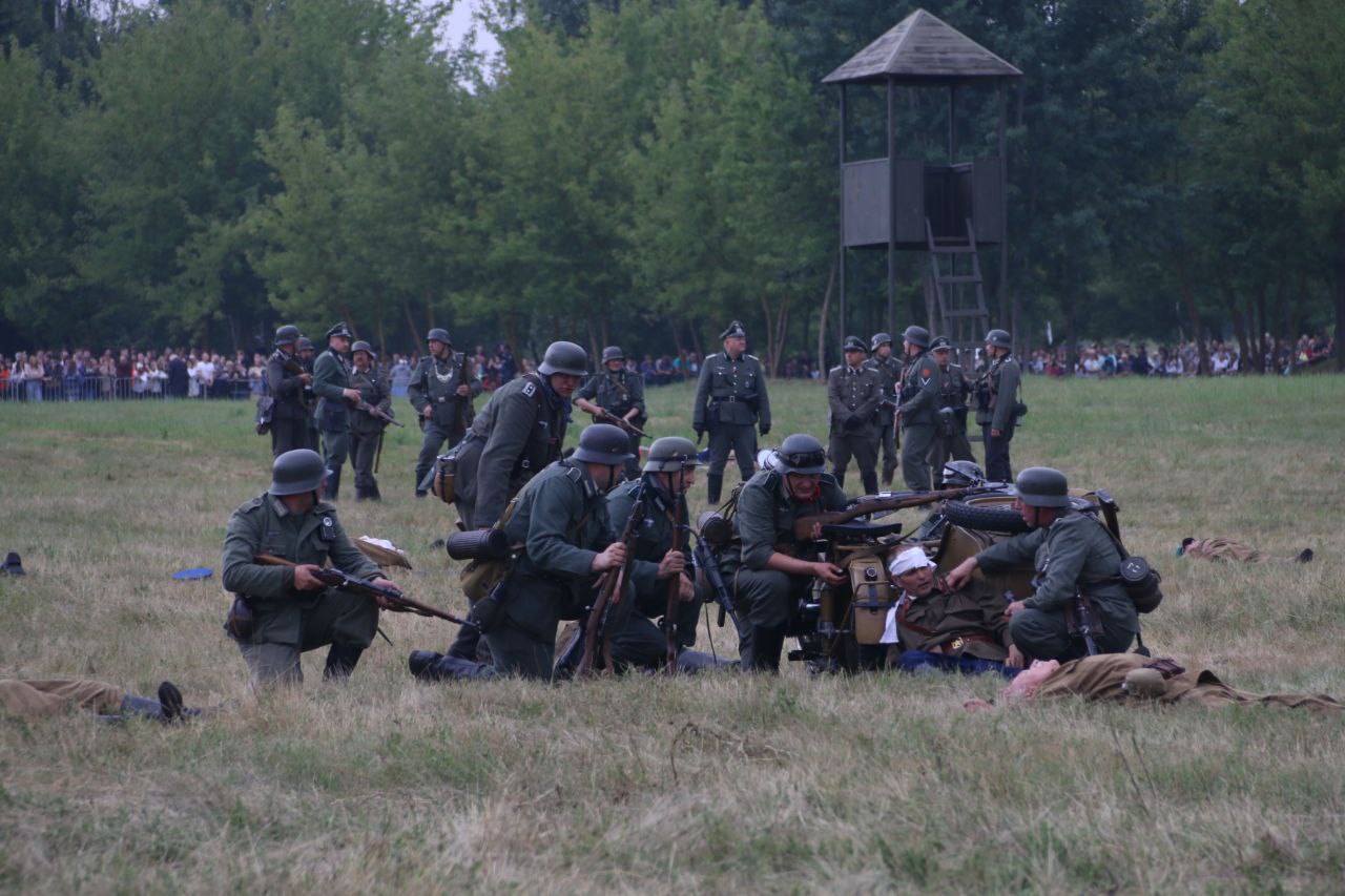 Около 250 белорусских и зарубежных реконструкторов воссоздали эпизоды обороны Брестской крепости