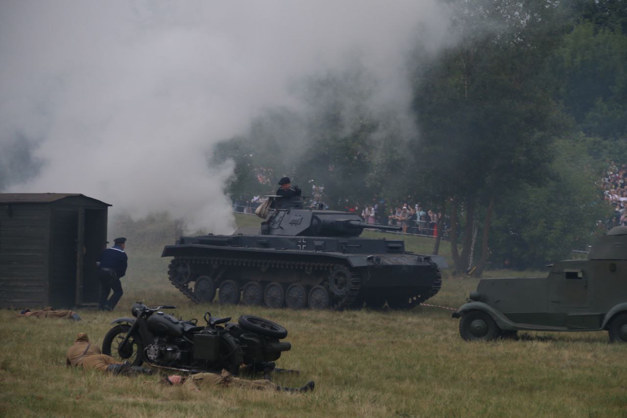 Около 250 белорусских и зарубежных реконструкторов воссоздали эпизоды обороны Брестской крепости