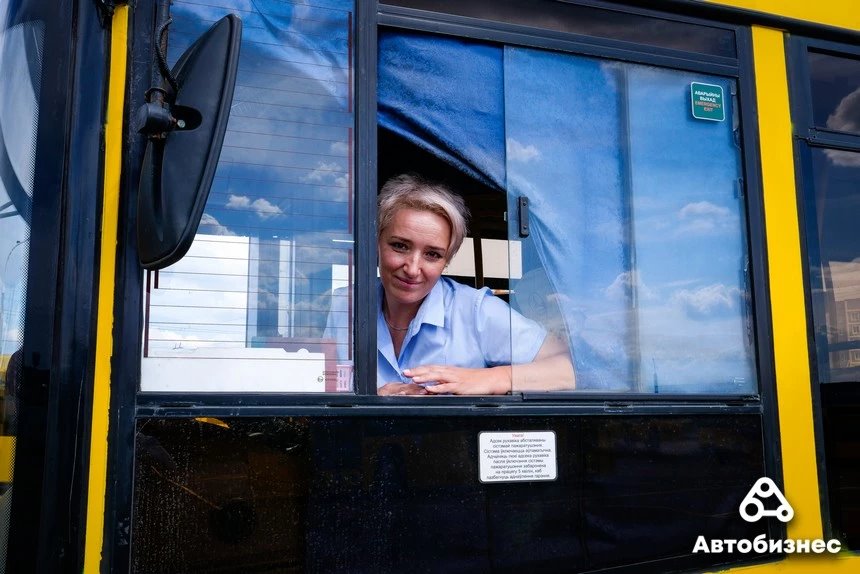 «Главное – не расслабиться и не уехать в закат». Воспитатель садика стала водителем автобуса