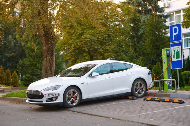 Какие электромобили и по какой цене будут продавать в Беларуси в 2023 году?