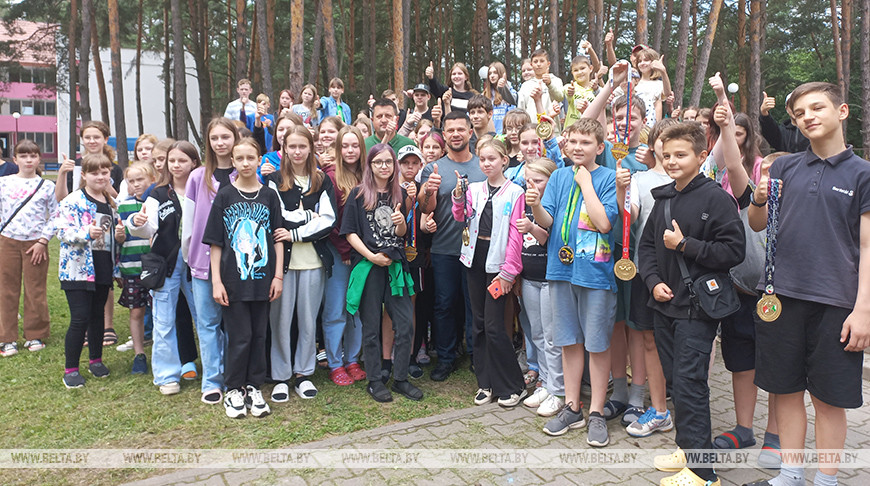 Начинал тренировки в самодельном спортзале. Виктор Братченя рассказал детям о своем пути к успеху