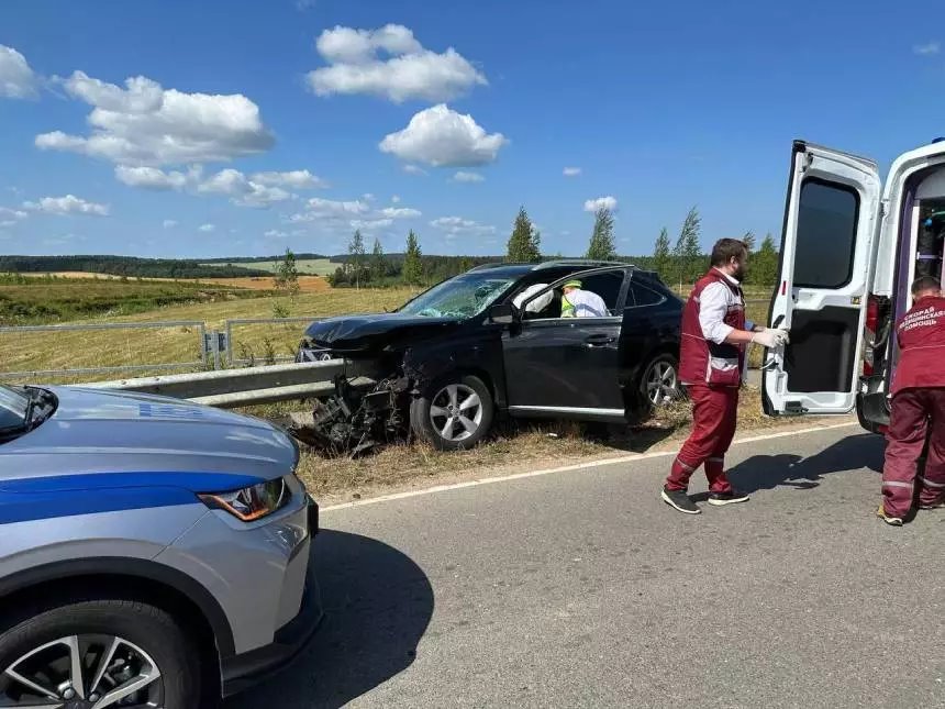 Под Минском Lexus напоролся на отбойник – водитель в реанимации