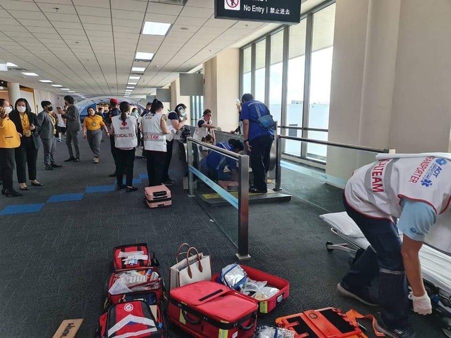 Плюс фобия: Женщина лишилась ноги, споткнувшись на траволаторе в аэропорту Бангкока