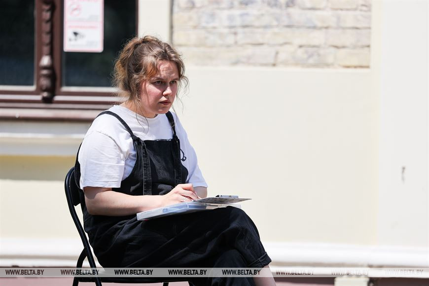 Уволилась с нелюбимой работы и рисует. Брестчанка в скетчах признается в любви родному городу