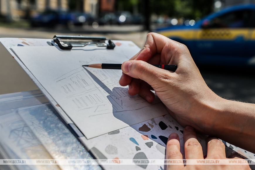 Уволилась с нелюбимой работы и рисует. Брестчанка в скетчах признается в любви родному городу