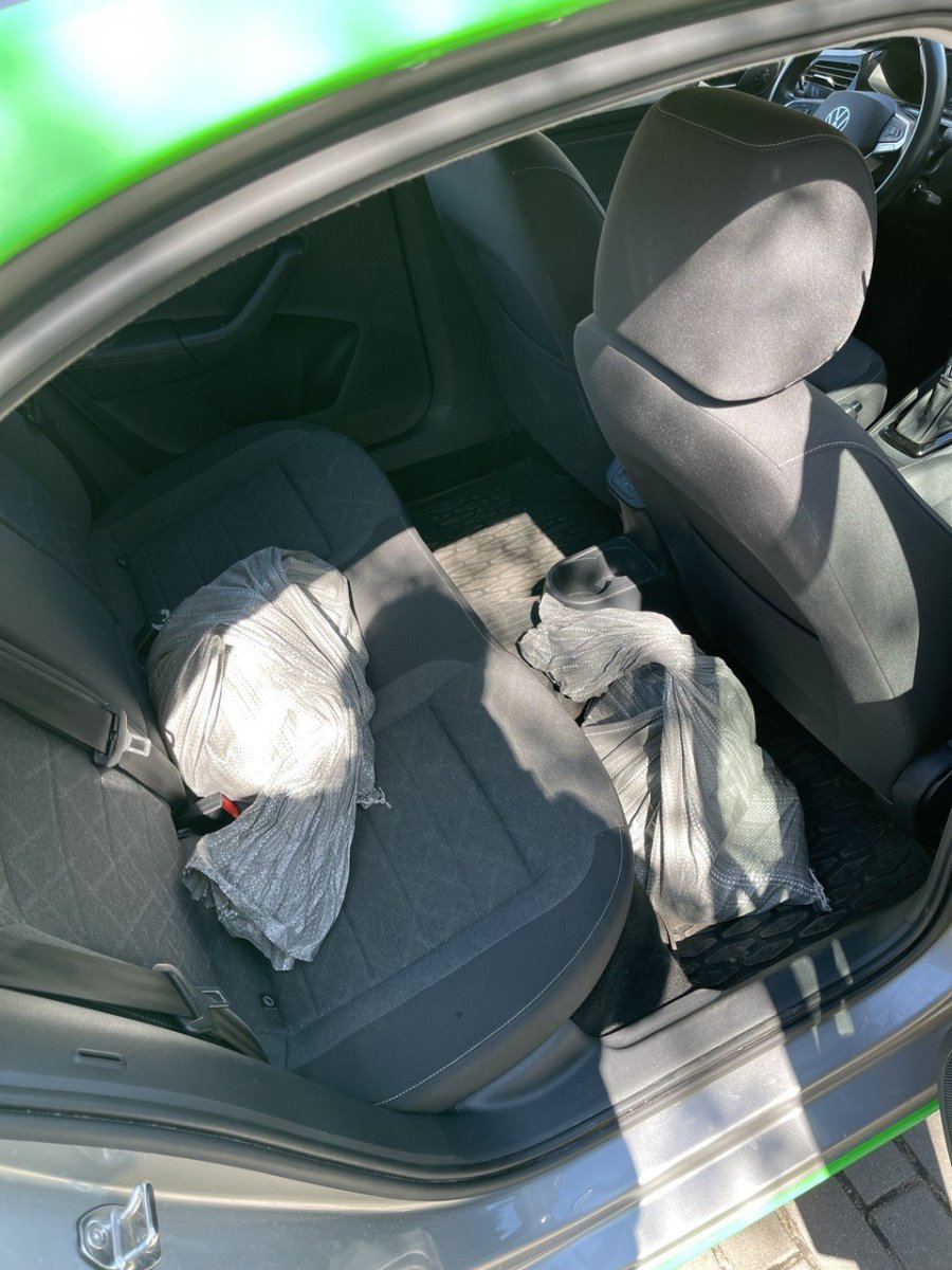 «За 3 часа посчитали только половину». Парень принес 12-литровое ведро монет в банк