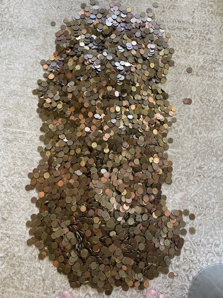 «За 3 часа посчитали только половину». Парень принес 12-литровое ведро монет в банк