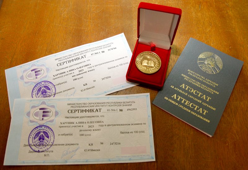 И еще одна рекордсменка. Алина Хартник набрала максимальные 400 баллов для поступления в вуз