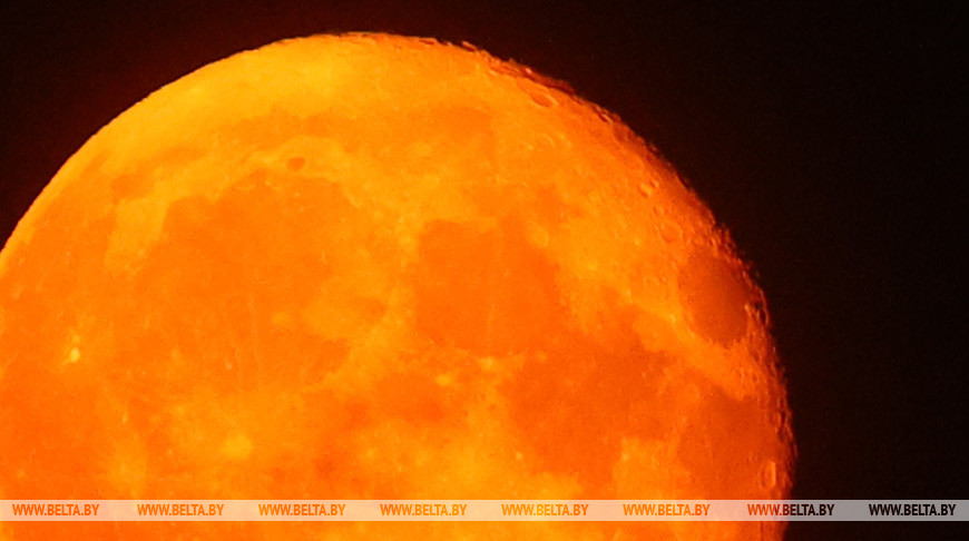 Сегодня ночью белорусы наблюдали в небе первое в этом году суперлуние