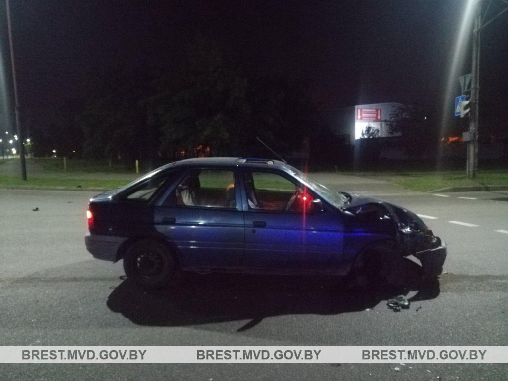 В Бресте произошло ДТП с участием автомобиля и мотоцикла