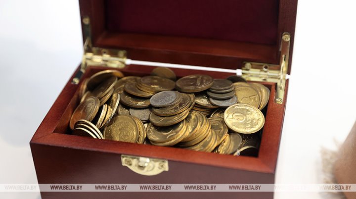 В Гродно фонду Талая передали почти 100 кг монет для памятника в Бресте