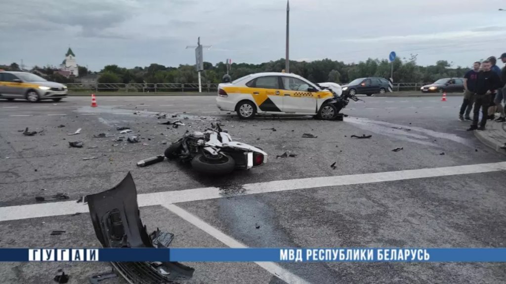 В Гомеле мотоциклиста отбросило на 40 метров после столкновения с такси. Очень жесткие кадры