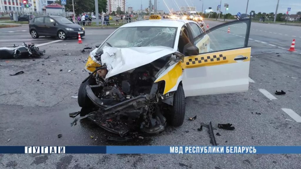 В Гомеле мотоциклиста отбросило на 40 метров после столкновения с такси. Очень жесткие кадры