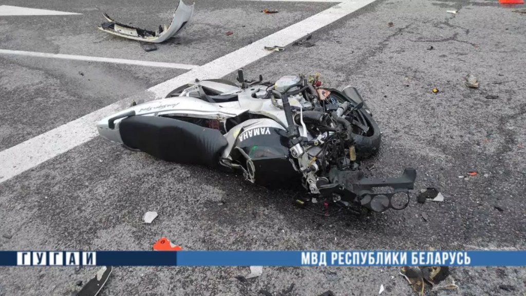 В Гомеле мотоциклиста отбросило на 40 метров после столкновения с такси. Очень жесткие кадры