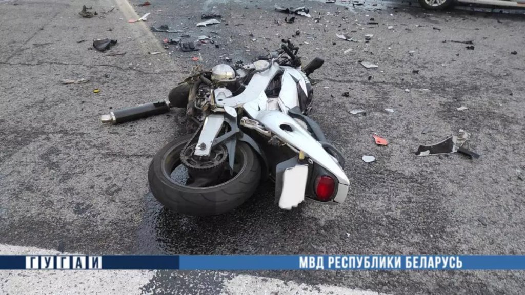 В Гомеле мотоциклиста отбросило на 40 метров после столкновения с такси. Очень жесткие кадры