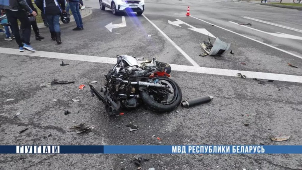 В Гомеле мотоциклиста отбросило на 40 метров после столкновения с такси. Очень жесткие кадры