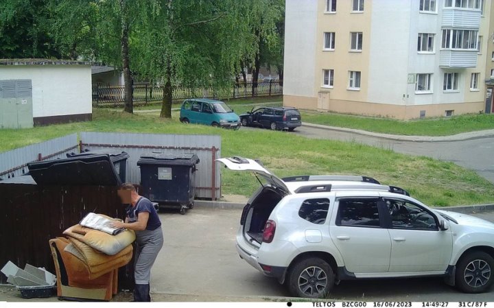 В Барановичах люди, выбрасывающие мусор где попало, угодили в фотоловушку 