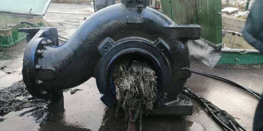 Монстры в наших трубах. Коммунальщики напомнили, что бывает, если сливать в канализацию всякое «непотребство»