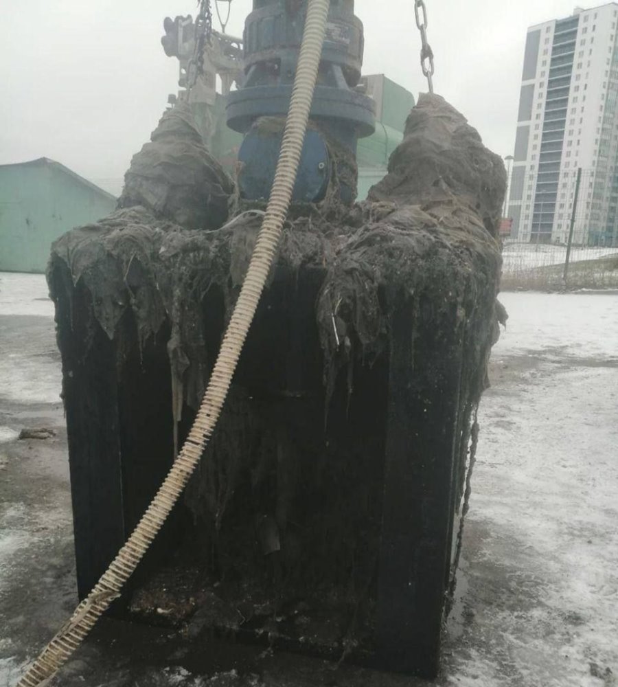 Монстры в наших трубах. Коммунальщики напомнили, что бывает, если сливать в канализацию всякое «непотребство»