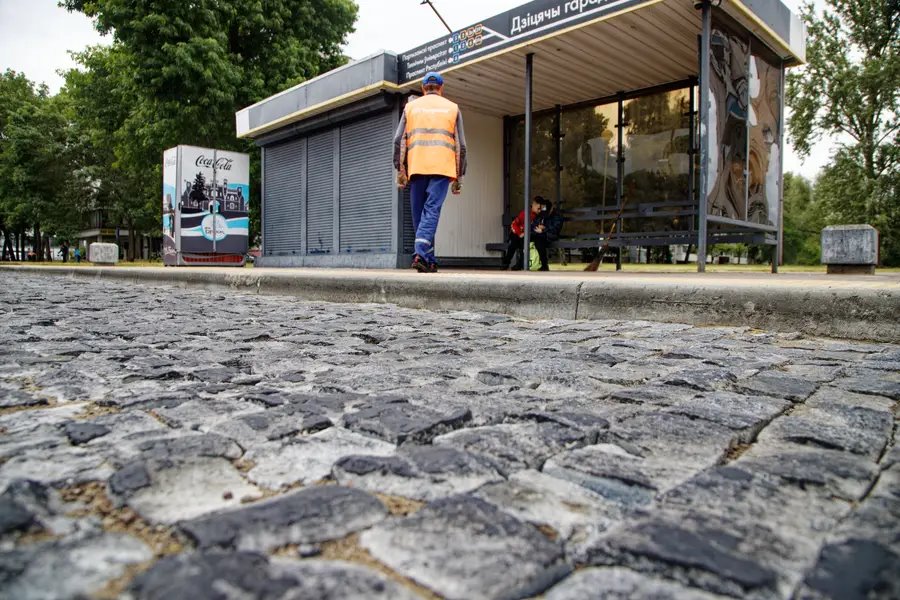 В этом году на новых площадках пяти остановок на улице Московской в Бресте появилось гранитное покрытие, защищающее бетонное основание