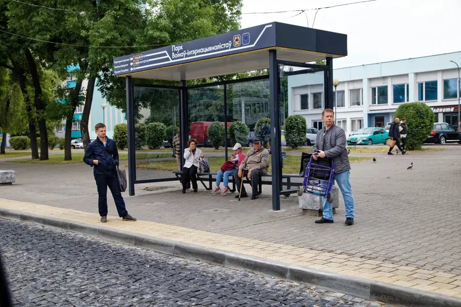 В этом году на новых площадках пяти остановок на улице Московской в Бресте появилось гранитное покрытие, защищающее бетонное основание