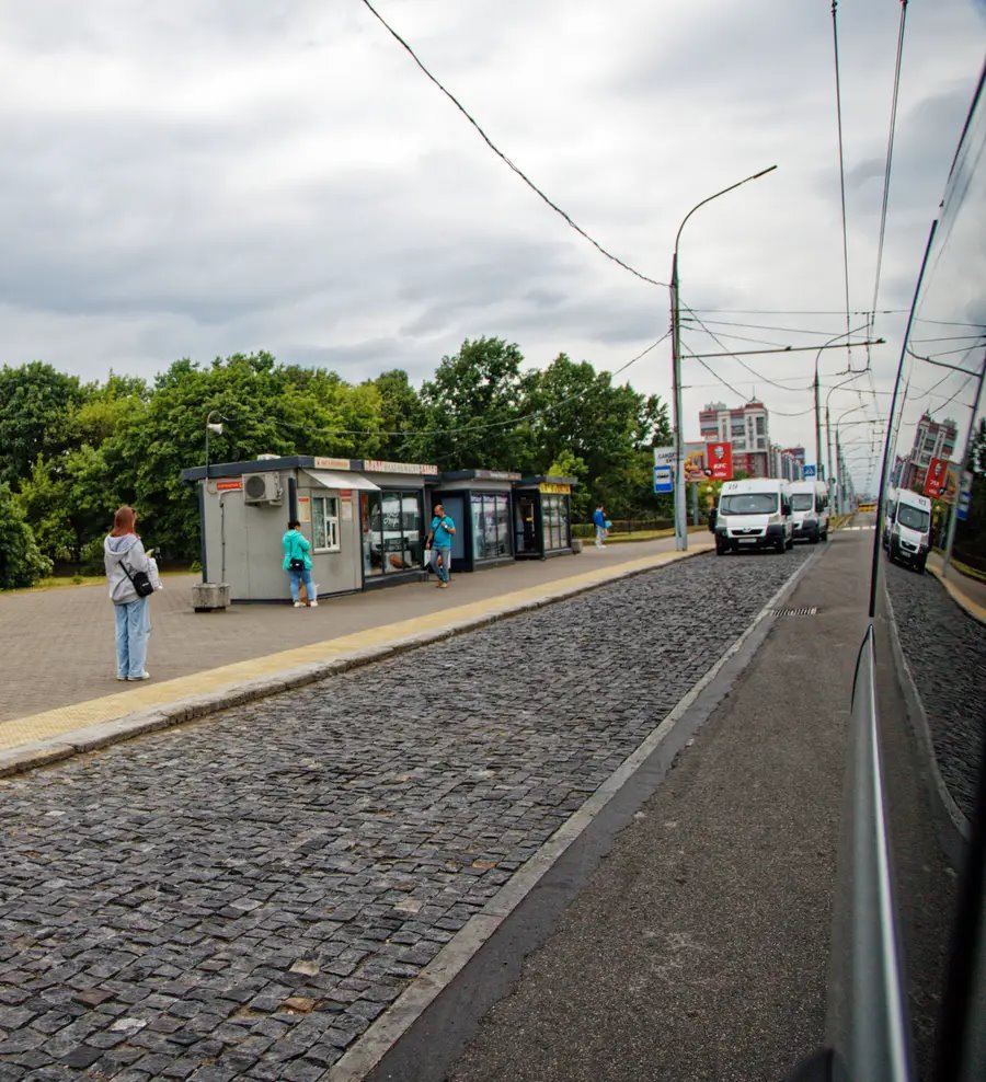 В этом году на новых площадках пяти остановок на улице Московской в Бресте появилось гранитное покрытие, защищающее бетонное основание