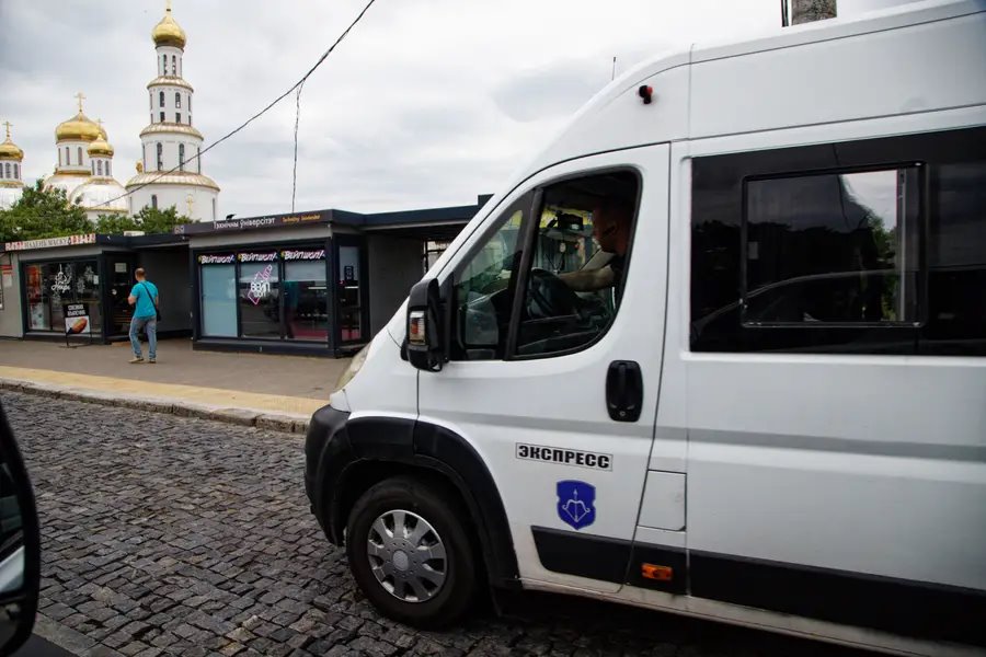 В этом году на новых площадках пяти остановок на улице Московской в Бресте появилось гранитное покрытие, защищающее бетонное основание