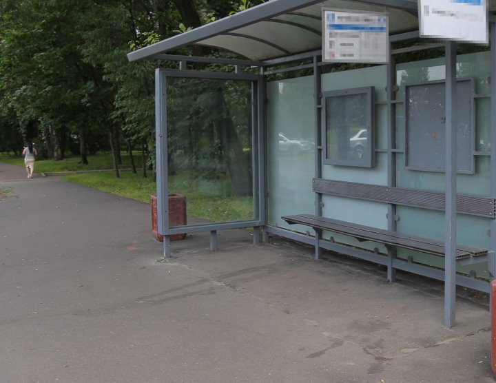 В Барановичах водитель автобуса наехал на ногу мужчине на остановке — стало известно, как наказали водителя