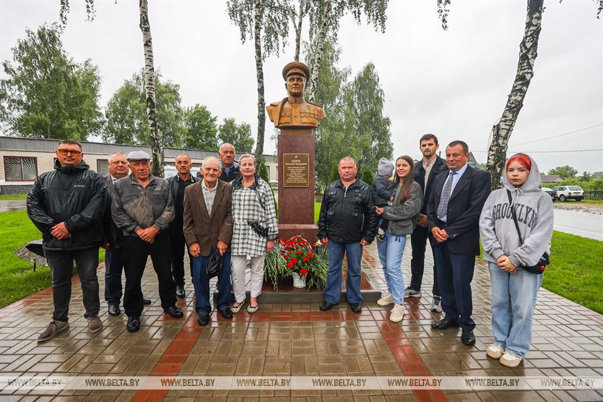 В Пинском районе открыли памятник легендарному партизанскому генералу Василию Коржу
