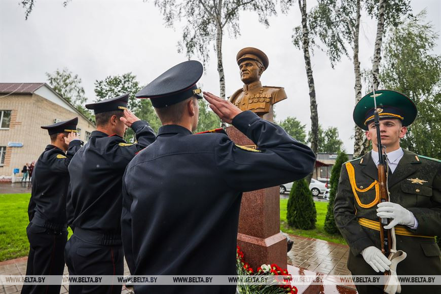 В Пинском районе открыли памятник легендарному партизанскому генералу Василию Коржу