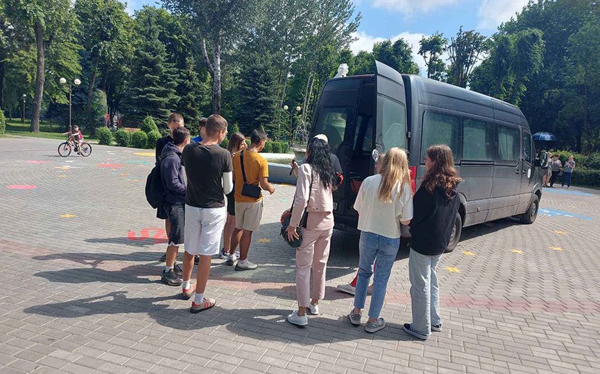 Трудотерапия пойдет на пользу. В Барановичах парк убирали те, кто чаще предпочитает мусорить