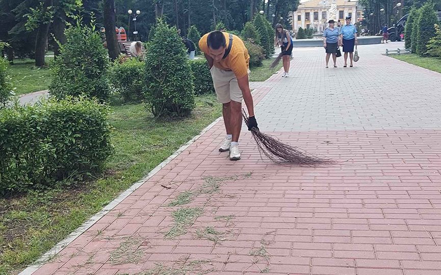 Трудотерапия пойдет на пользу. В Барановичах парк убирали те, кто чаще предпочитает мусорить