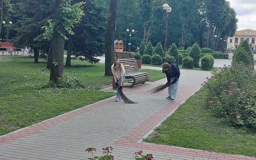 Трудотерапия пойдет на пользу. В Барановичах парк убирали те, кто чаще предпочитает мусорить