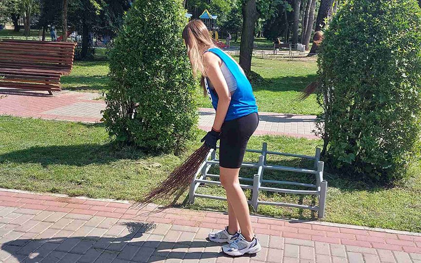 Трудотерапия пойдет на пользу. В Барановичах парк убирали те, кто чаще предпочитает мусорить