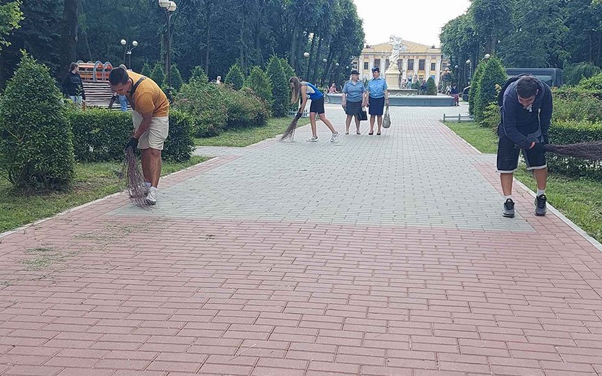 Трудотерапия пойдет на пользу. В Барановичах парк убирали те, кто чаще предпочитает мусорить