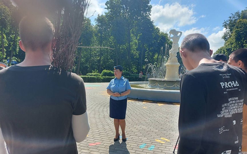 Трудотерапия пойдет на пользу. В Барановичах парк убирали те, кто чаще предпочитает мусорить