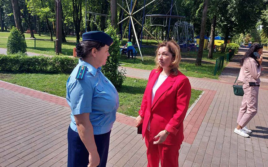 Трудотерапия пойдет на пользу. В Барановичах парк убирали те, кто чаще предпочитает мусорить