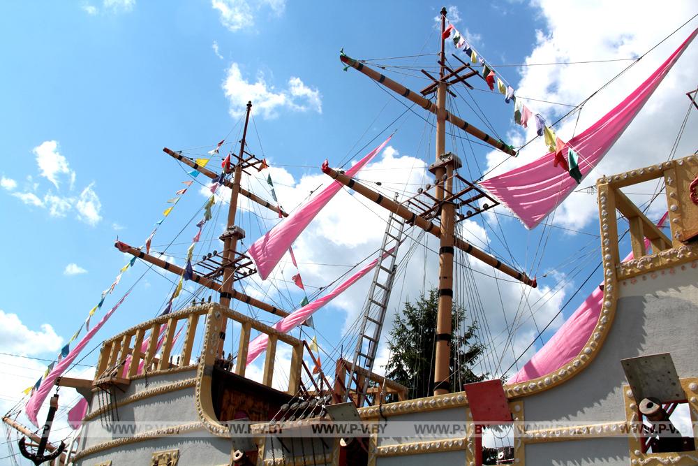 Романтика! В Пинске на арт-объекте «Корабль» подняли паруса