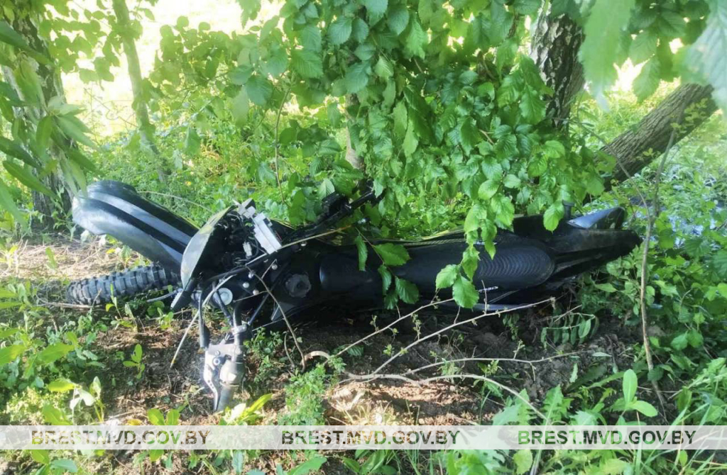 Тракторист не уступил дорогу молодой девушке на мотоцикле. Подробности ДТП в Брестской области