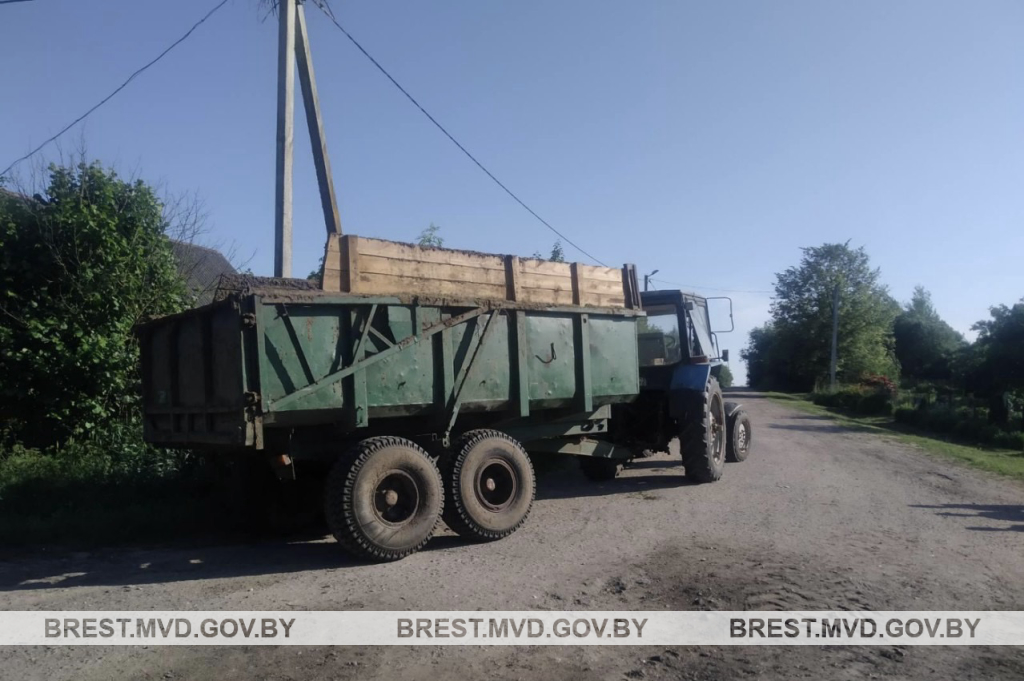 Тракторист не уступил дорогу молодой девушке на мотоцикле. Подробности ДТП в Брестской области